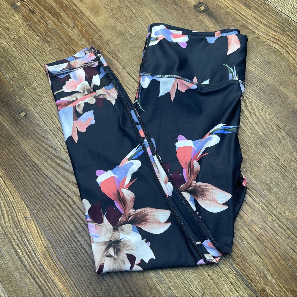 NWT Athleta Womens Elation Paradise 7/8 Legging Black Floral Legging Size M - Picture 4 of 7